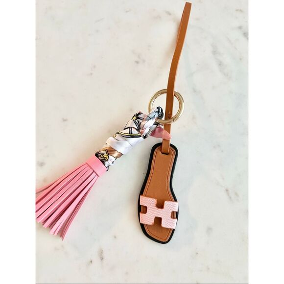 Light pink purse charm flip-flop and pattern scarf - Picture 2 of 2